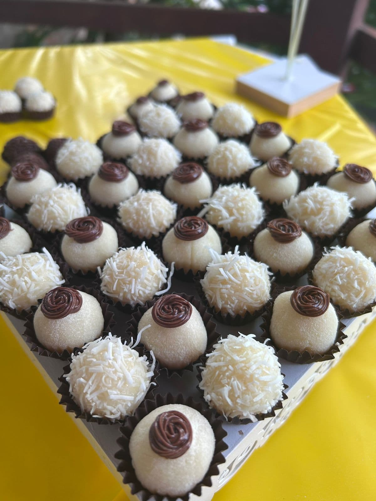Brigadeiros Gourmet de Ninho e Tradicional